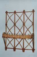 Polička na kvetináč